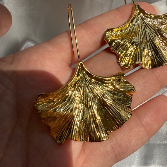 NEW ZARA  Gold Leaf Earrings - Picture 13 of 13